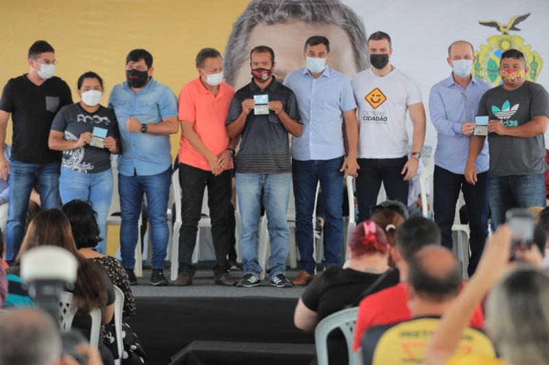 Governador Wilson Lima entrega primeiras carteiras do projeto CNH Social