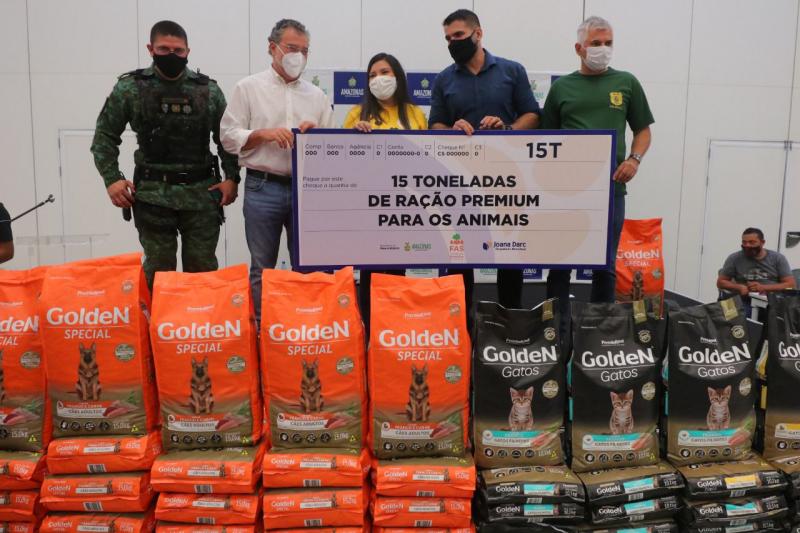 Entrega de 15 toneladas de ração a protetores de animais marca avanços na causa animal no Amazonas