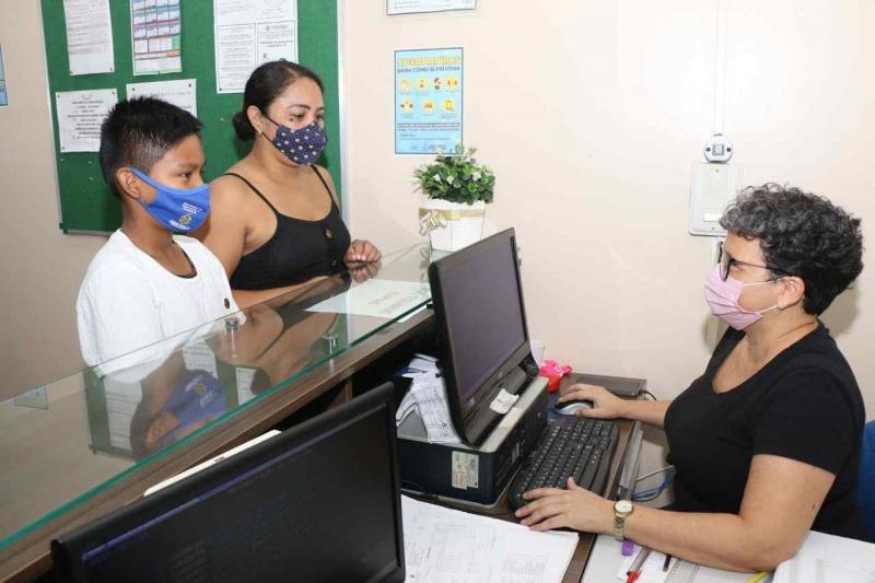 Escolas estaduais são postos de atendimentos para pais e responsáveis sem internet