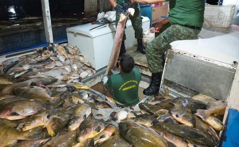 Polícia Militar apreende três toneladas de pescado ilegal na orla de Manaus