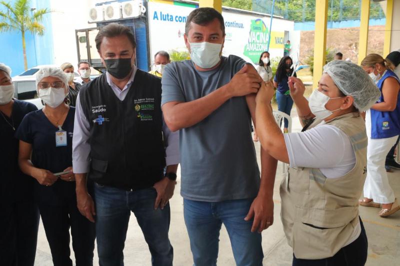 Ao receber terceira dose na Carreta Vacina Amazonas, Wilson Lima convoca população para atualizar esquema vacinal contra a Covid-19