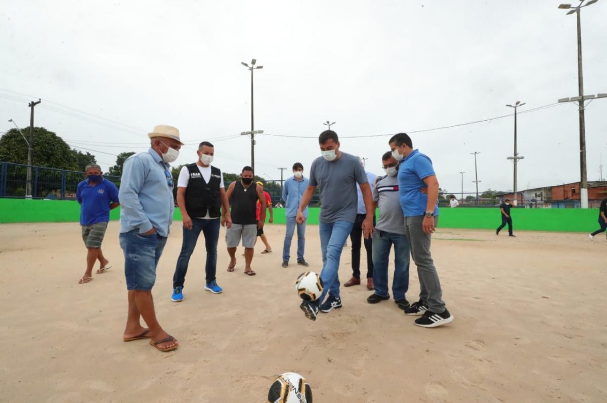 Wilson Lima entrega mais dois campos de futebol completamente revitalizados