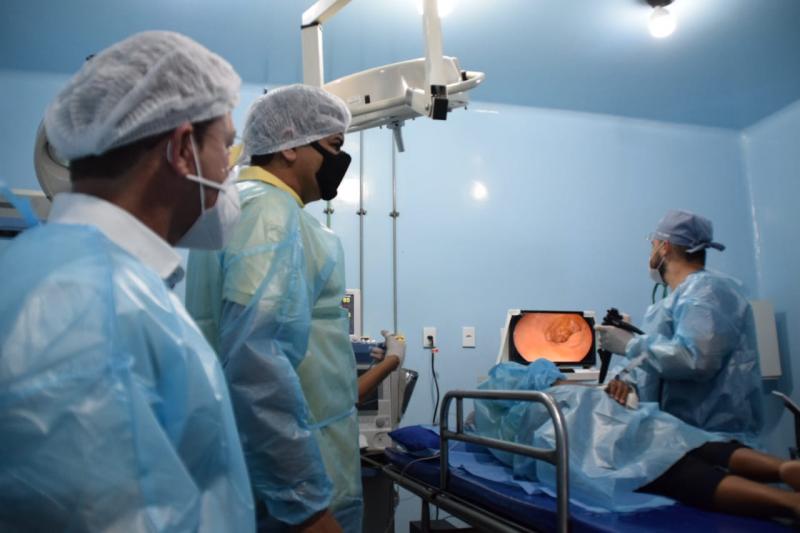 Prefeito Bi Garcia acompanha jornada de exames de endoscopia em Parintins