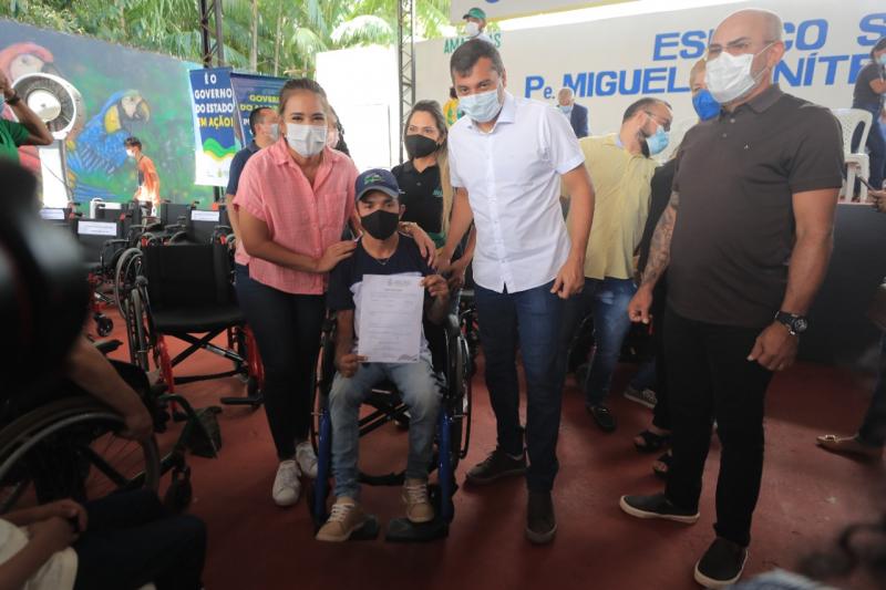 Em Itacoatiara, Wilson Lima entrega benefícios nas áreas social e rural e incentiva cultura