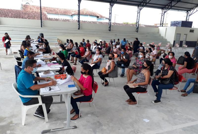 Aprovados no PSS da Educação da Prefeitura de Parintins assinam contratos