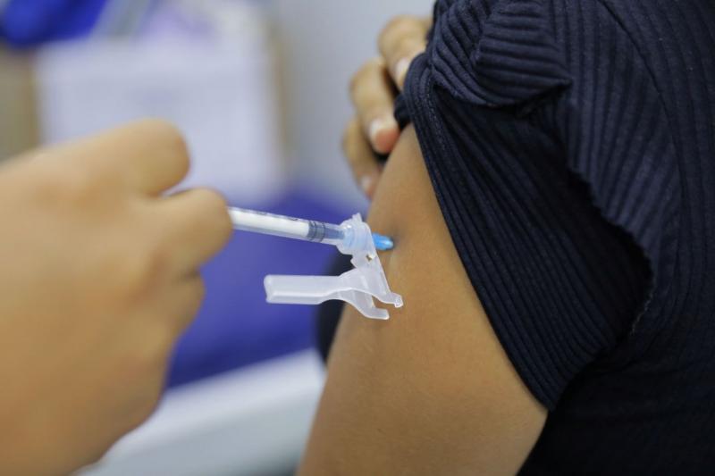 Governo do AM destaca não haver registro de eventos adversos graves causados pelas vacinas contra Covid-19 no estado