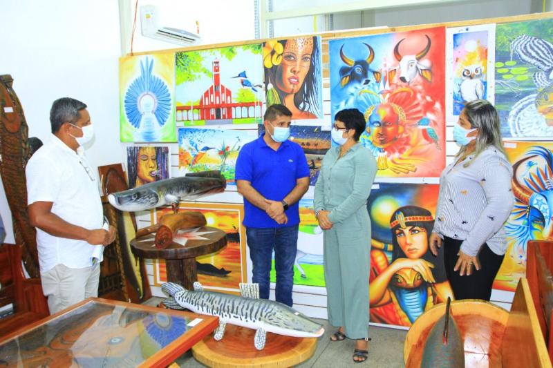 Artesãos e artistas de Barreirinha ganham espaço no shopping do artesanato em Manaus