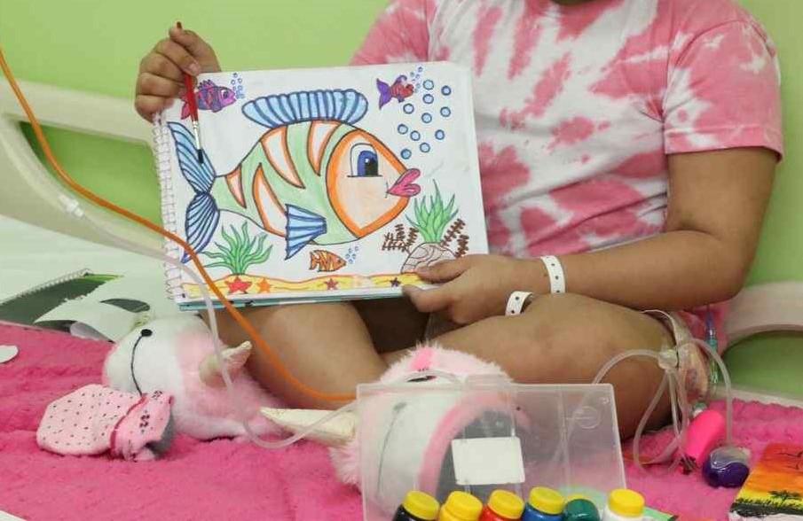 Criança descobre na arte uma ferramenta para lutar contra leucemia