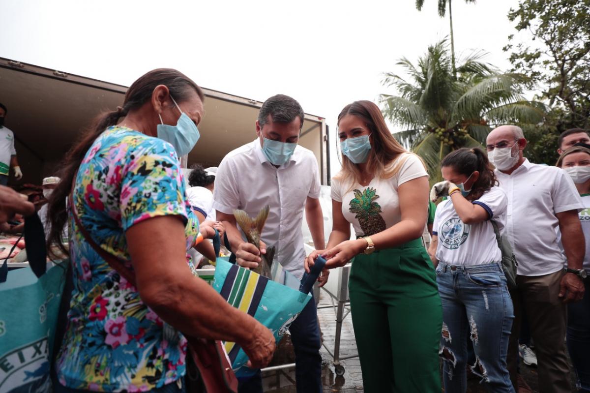 Governador Wilson Lima entrega seis toneladas de pescado em Manacapuru
