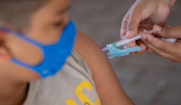 Brasil possui doses pediátricas para imunizar contra a Covid-19 todo público infantil com a 1ª dose