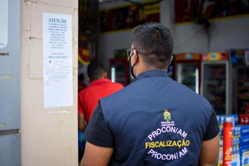 Em Parintins, Procon-AM autua estabelecimento que cobrava taxa para passar cartão do Auxílio Estadual