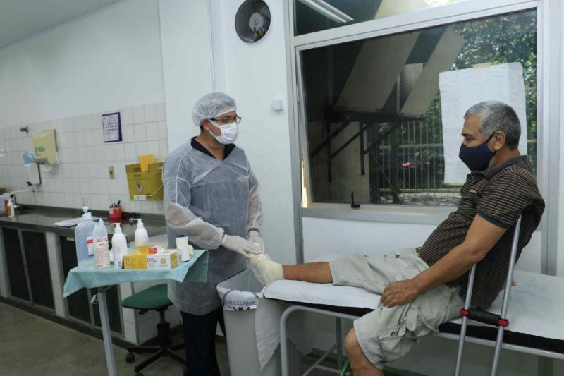 Pacientes diabéticos recebem atendimento multiprofissional no Programa Pé Diabético