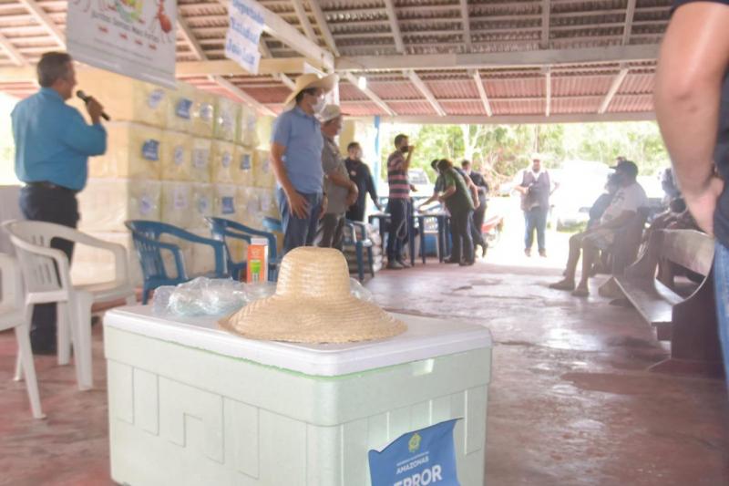 Mais 300 pescadores recebem kits de pesca artesanal do Governo do Amazonas