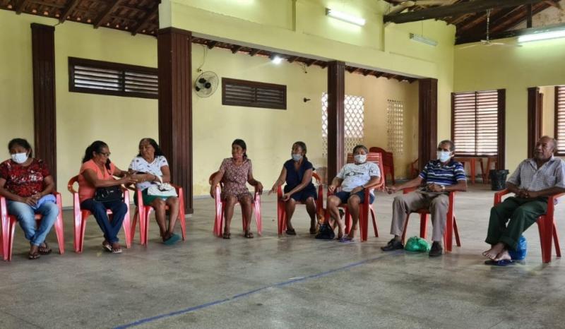 Em roda de çapó, Defensoria intermedeia acordo entre parteiras indígenas sateré-mawé, ribeirinhas e ONG