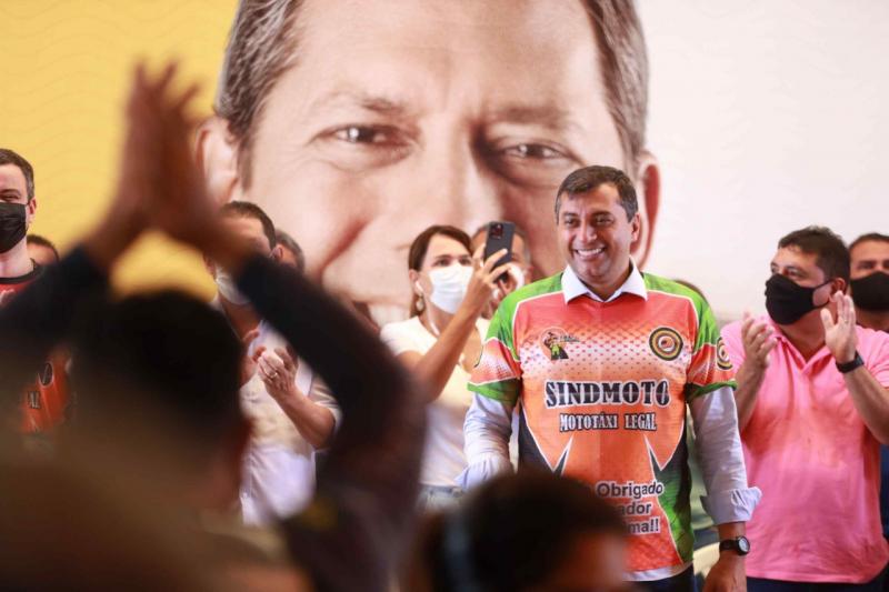 Wilson Lima inicia entrega de 2,5 mil capacetes e coletes para mototaxistas de Manaus