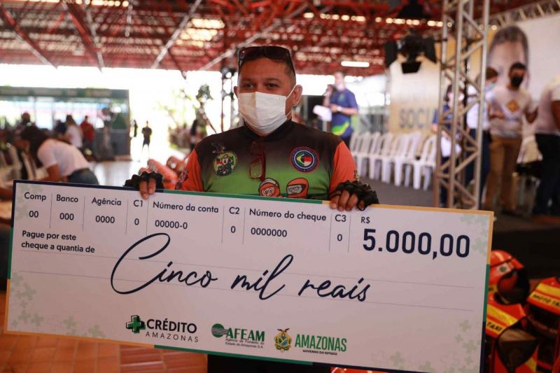 Mototaxistas recebem crédito de até R$ 5 mil por meio de programa de financiamento do Governo do Amazonas