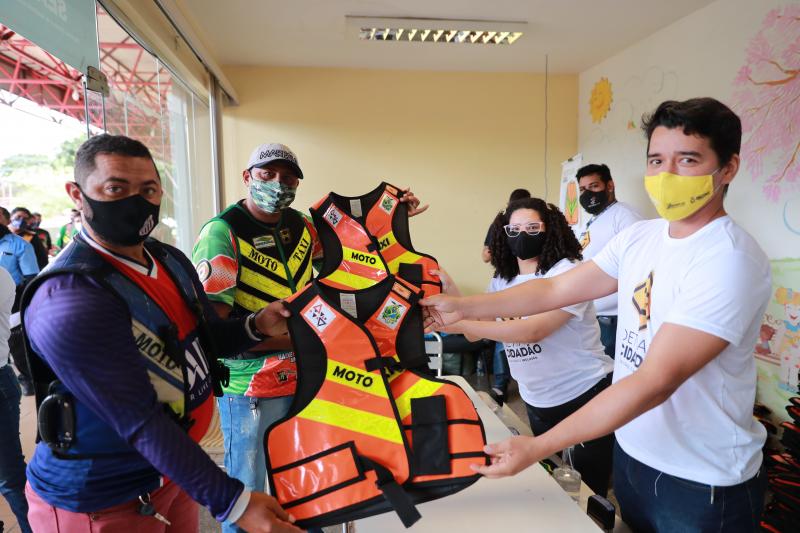 Mototaxistas de Manaus comemoram entrega de kits de segurança do projeto ‘Motociclista Legal’