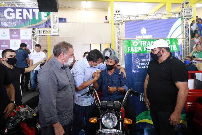Wilson Lima inaugura Feira da ADS, libera crédito e repassa fomento a associações sociais e rurais de Tefé