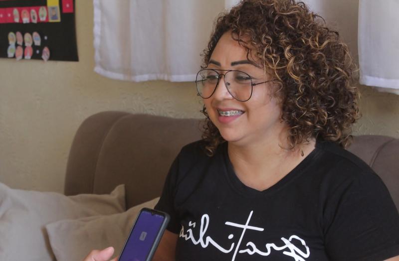 Professora organiza publicação de livro com homenagens a vítimas da Covid-19, em Parintins