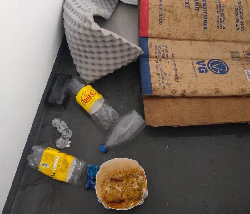 Lixo obstrui calha e causa vazamento em telhado de refeitório do HPS João Lúcio