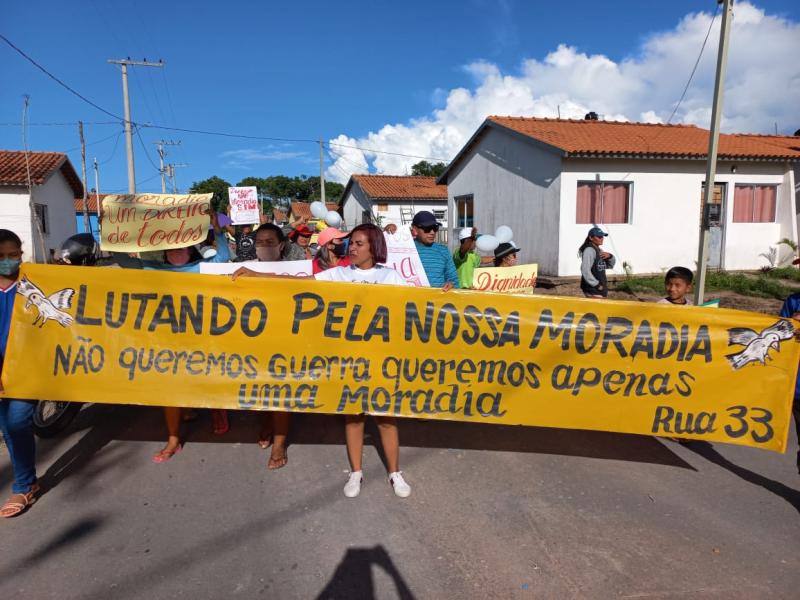 Famílias clamam por moradia em nova manifestação no Residencial Parintins