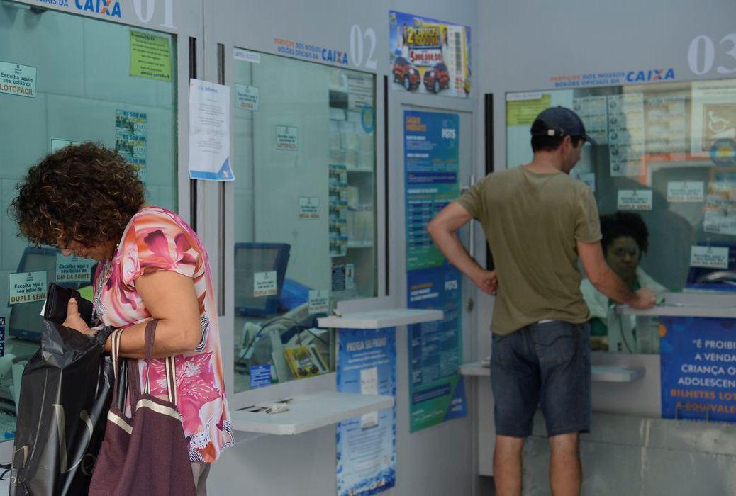 Trabalhadores poderão sacar até R$ 1 mil de contas do FGTS