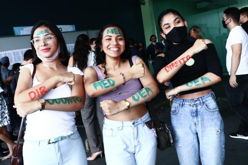 UEA retoma tradição e divulga resultado do vestibular e SIS de forma presencial