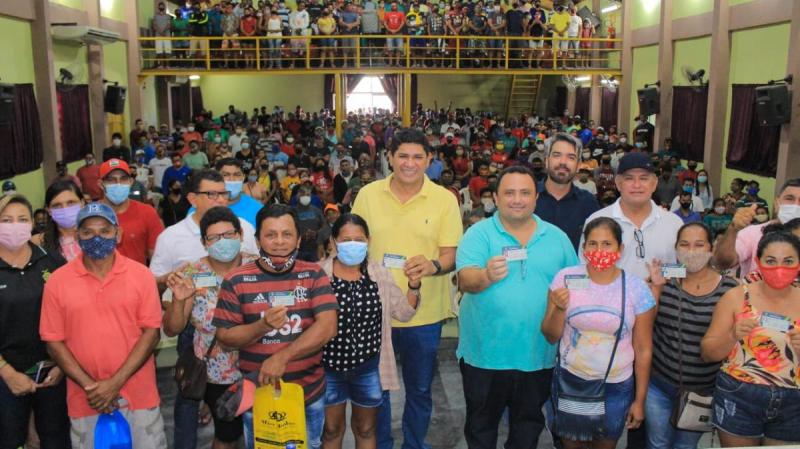 Mapa e Prefeitura de Parintins entregam mais de 300 carteiras aos pescadores da Colônia Z-17