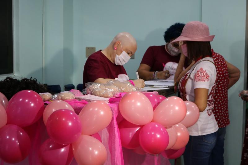 Pacientes da FCecon recebem doação de próteses mamárias e perucas