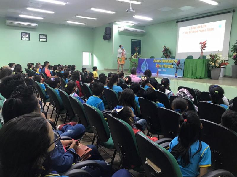 Em Parintins, estudantes da rede municipal participam de palestras sobre a preservação das florestas e da água