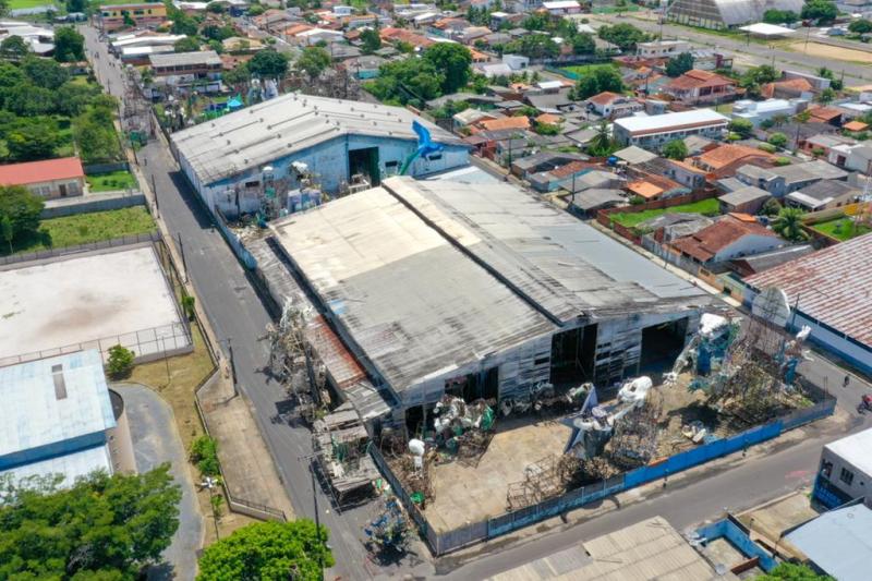 Com parte de dívida paga em 2019, Justiça suspende leilão do galpão do Caprichoso