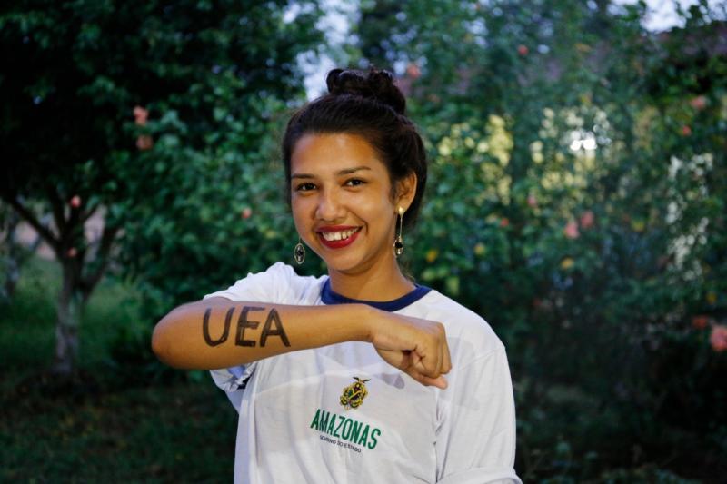 Em Parintins, aluna do Ensino Mediado por Tecnologia da rede estadual é aprovada na UEA