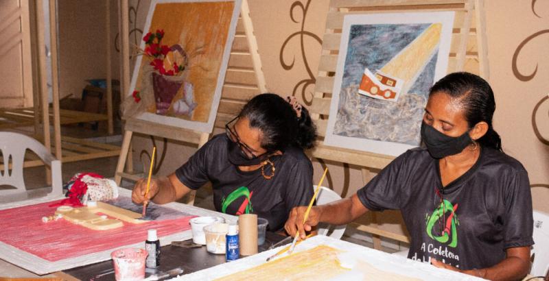 Histórias de vida de mulheres parintinenses são auto-retratadas em telas no projeto ‘a coletora de histórias’