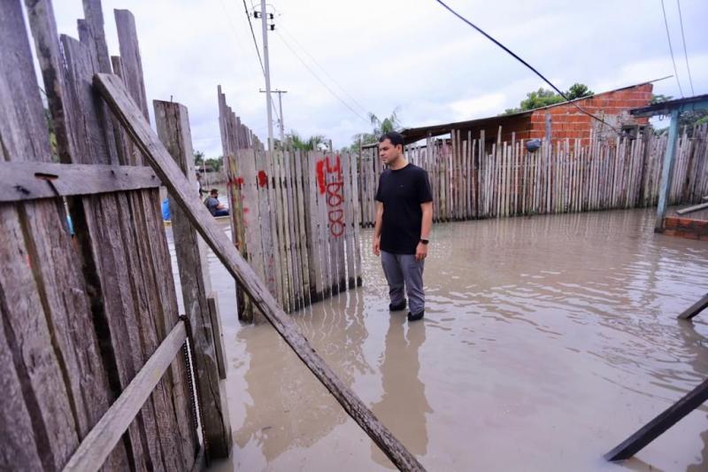 Saullo Vianna acompanha ações para reduzir danos causados pela chuva em Parintins