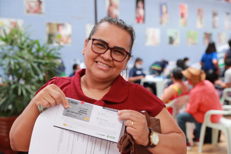 Governo do AM entrega 1,1 mil cartões do Auxílio Estadual Permanente no primeiro dia da nova etapa de distribuição