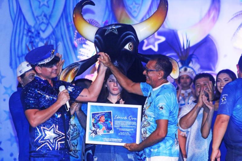 Edmundo Oran recebe homenagem em noite solidária no curral do Caprichoso