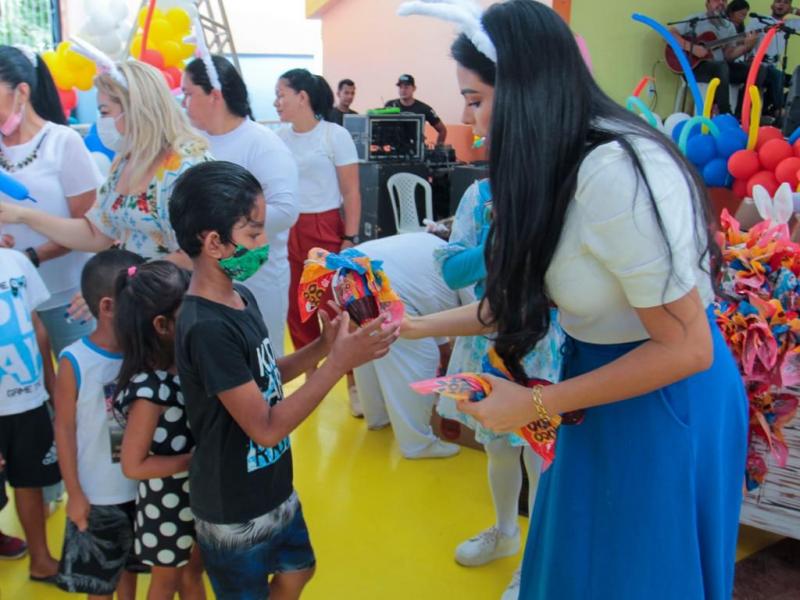 Mais de 1.500 crianças são beneficiadas com ação de Páscoa da primeira dama de Parintins, Mayra Dias