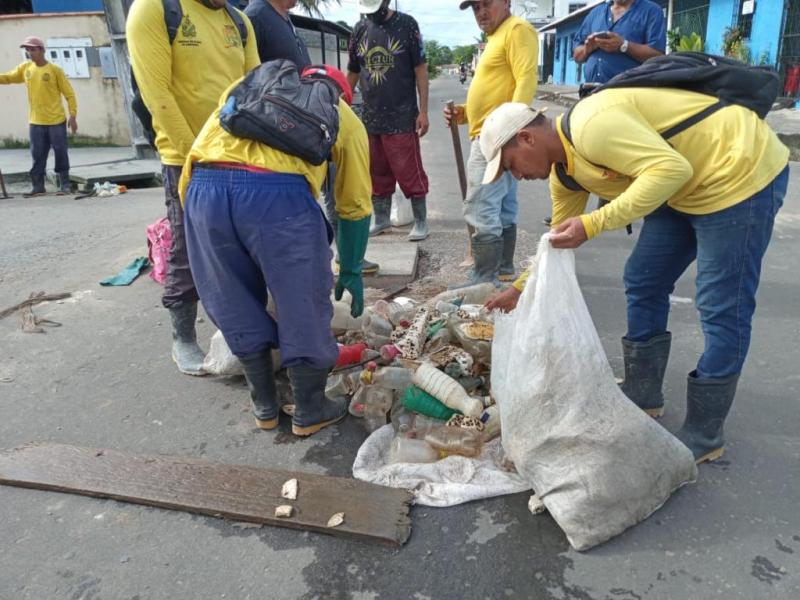 Lixo jogado em bueiros causa entupimento e alagações em áreas baixas de Parintins