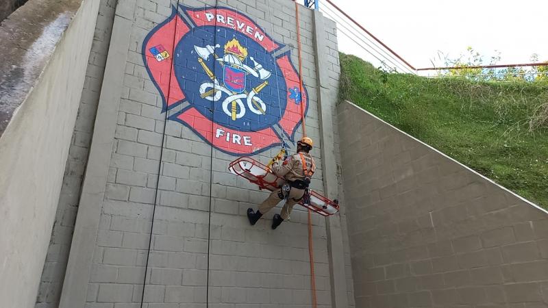 Alunos Sargentos do Corpo de Bombeiros realizam simulado de salvamento em altura