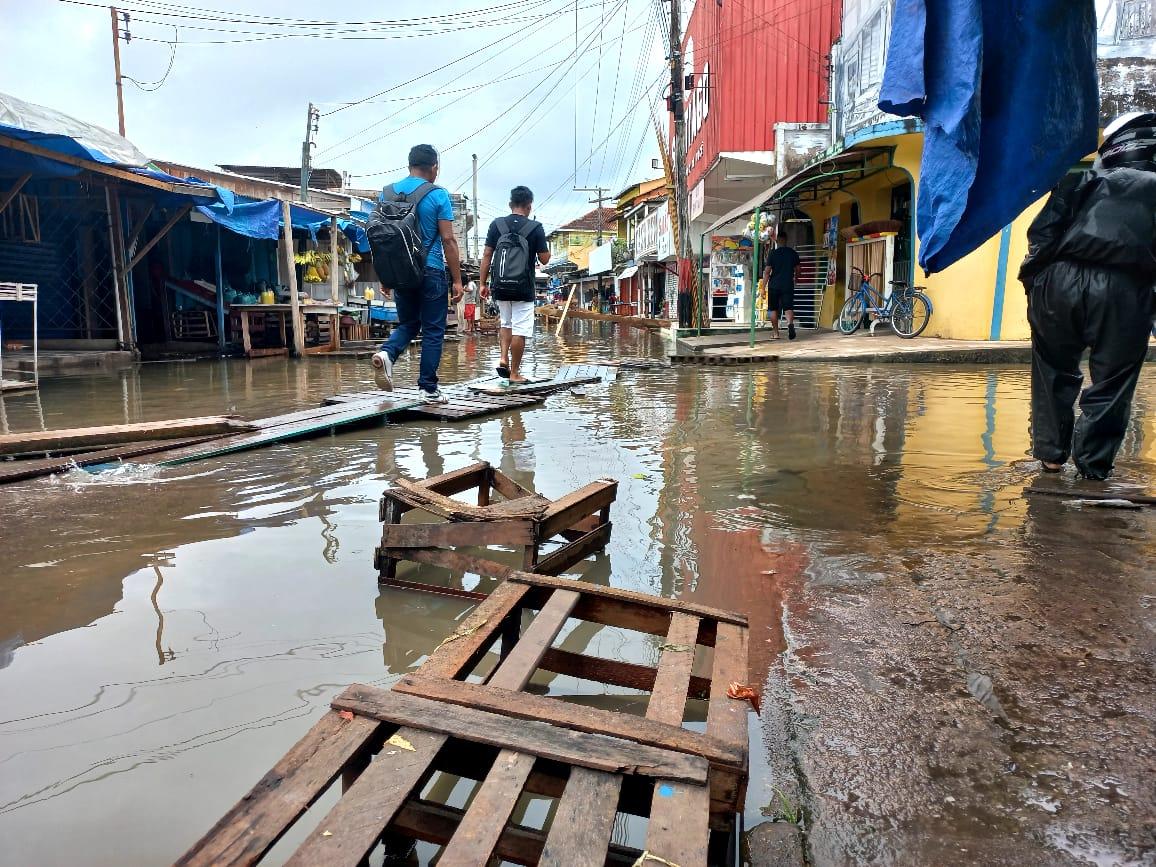 Enchente avança, invade ruas e compromete comércio em Parintins