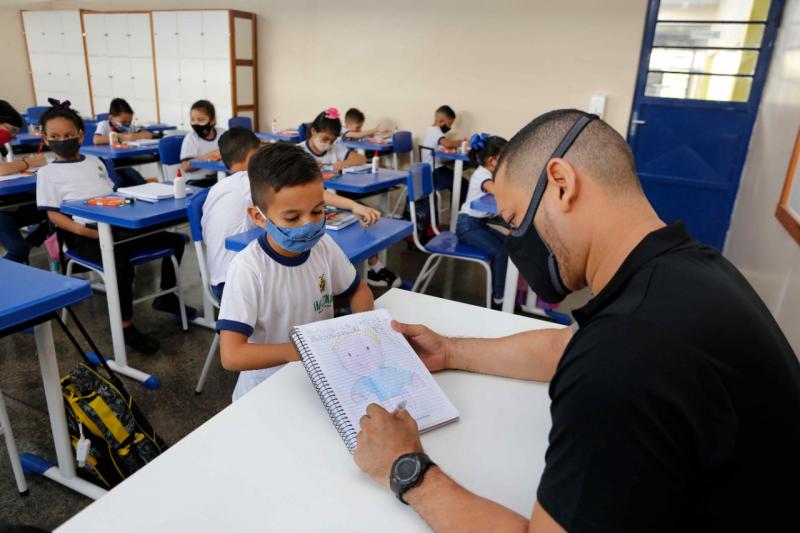 Governo do Amazonas prorroga inscrições de pós-graduação gratuita para professores até dia 6 de maio
