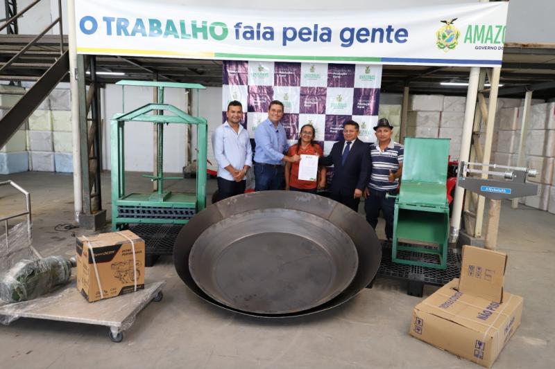 Governo do Amazonas entrega casa de farinha para comunidade do Mocambo do Arari, em Parintins