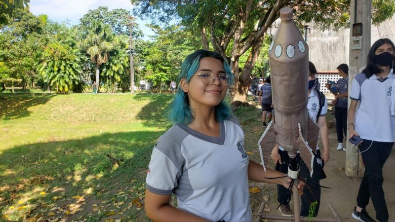 Estudantes da rede estadual de Manaus lançam foguetes de garrafas plásticas para aprender Física e Matemática