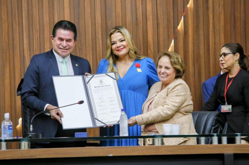 Secretária de Educação, Kuka Chaves, é homenageada com a medalha Ruy Araújo, na Aleam