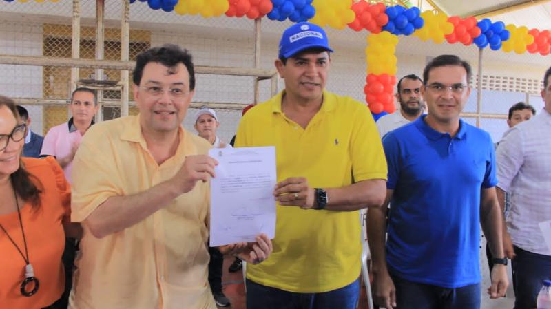 Com senador Eduardo Braga, Bi Garcia dá ordem de serviço para o asfaltamento de quase 50 km na estrada de Vila Amazônia