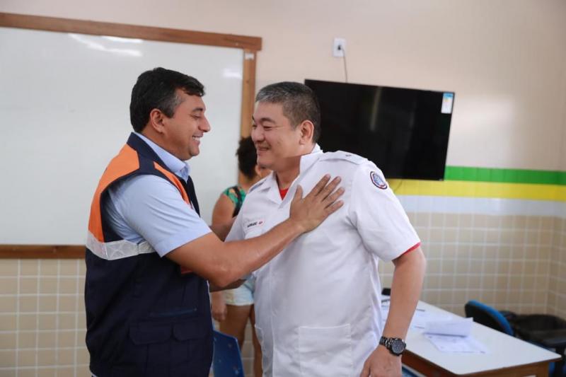 Em Anamã, Wilson Lima visita hospital flutuante instalado pelo Estado para atender população