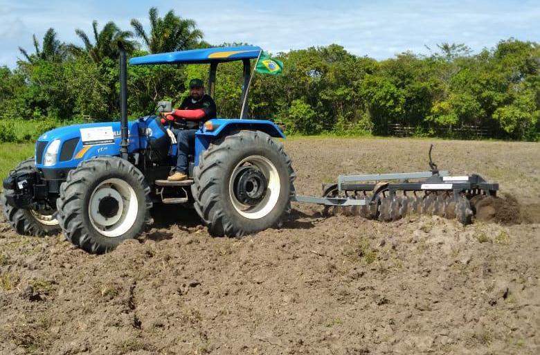 Prefeitura de Parintins mecaniza pastagem em fazenda para fortalecer produção de leite