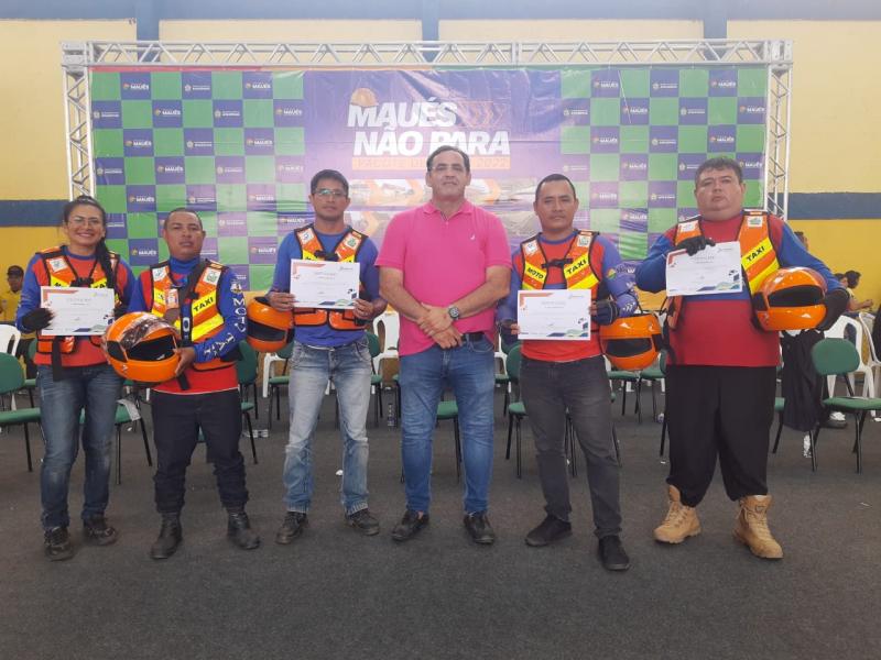 Governo do Amazonas entrega 150 kits de segurança para mototaxistas de Maués
