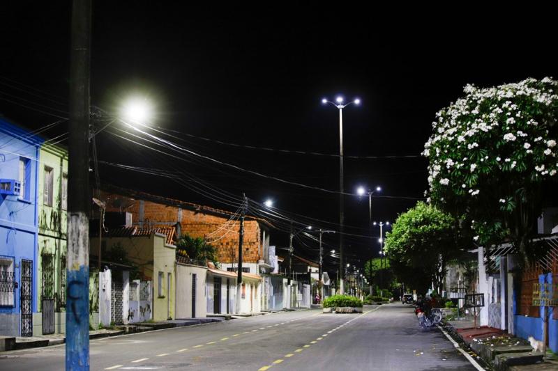 Governo do Estado vistoria andamento do programa Ilumina+ Amazonas em Parintins