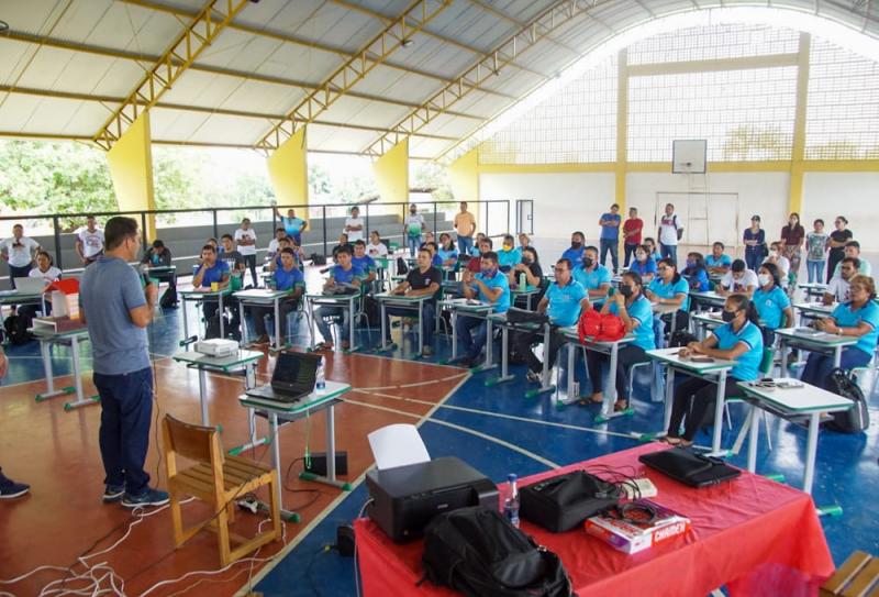 Mais de 850 profissionais da Educação recebem capacitação no interior de Parintins